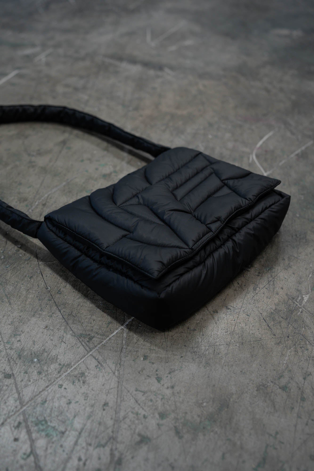 BLACK PUFFER BAG